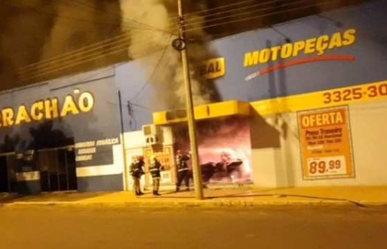 Lojas são incendiadas em Tangará da Serra.