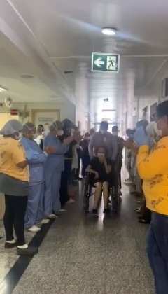 Paciente de 84 anos recebe alta e é aplaudida por funcionários após se curar de covid-19