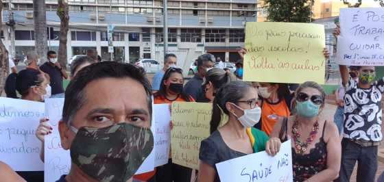 Pais pedem pelo retorno das atividades escolares. 