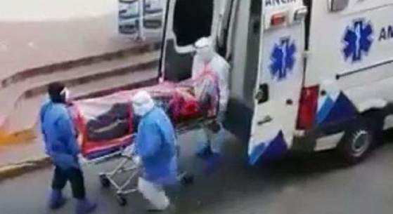 O vídeo completo se referente a um caso do México e mostra uma pessoa acometida pela covid-19, levada ao isolamento por uma ambulância.