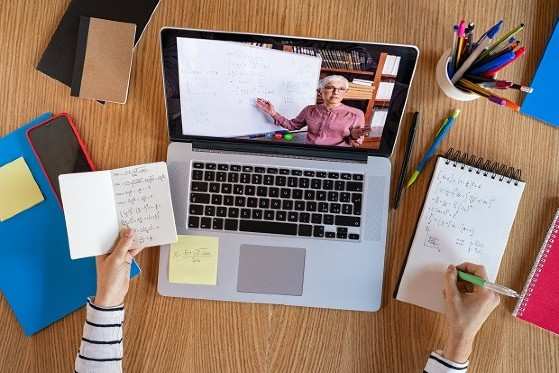 Estudantes estão tendo duas horas de aula online por dia.