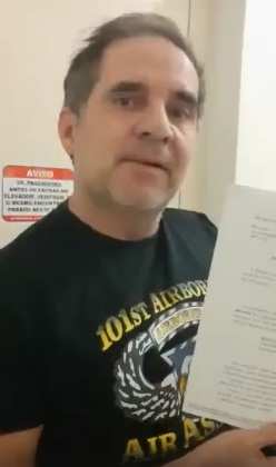 Humorista mostra mandado de busca e apreensão