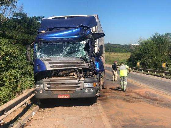 Scania ficou com a frente destruída devido ao impacto da batida