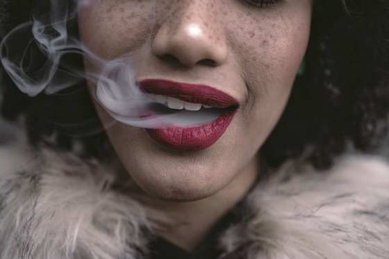 A profissional afirma que fumar maconha pode levar a mulher a ter menos dor nas relações sexuais e mais vontade de transar