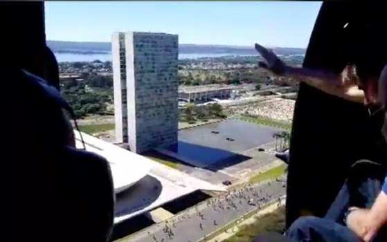 Neste domingo (31) Bolsonaro usou helicóptero para sobrevoar apoiadores, em ato contra o STF.
