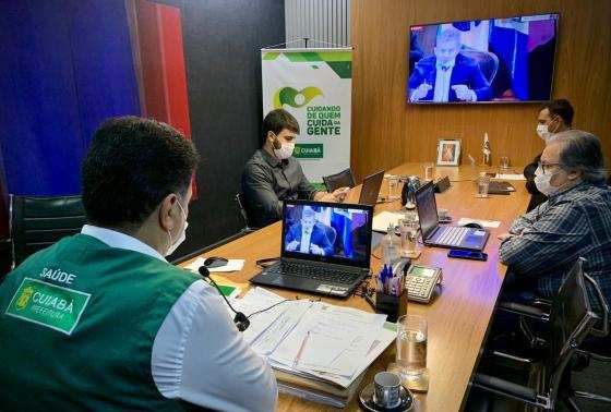 O prefeito Emanuel Pinheiro em reunião por videoconferência com o governador Mauro Mendes.