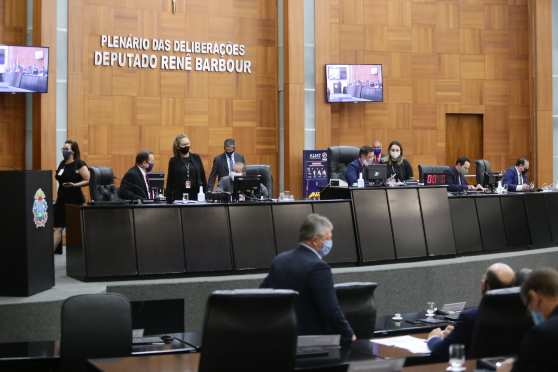Previsão era que sessão começasse às 14h