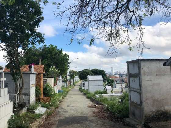 Corpo foi retirado de dentro do cemitério Morro da Liberdade, na Zona Sul de Manaus