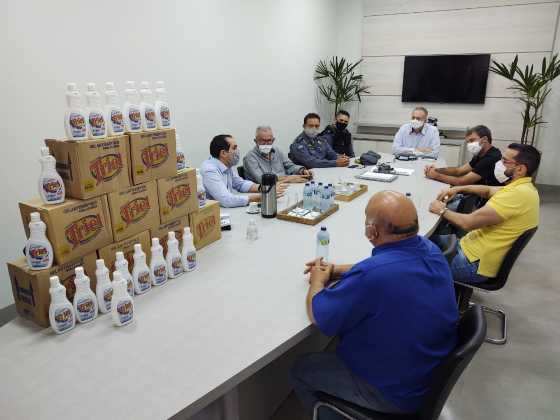 Foram entregues 3 mil unidades de álcool em gel no escritório da CES, em Sinop, para representantes da Polícia Militar, Polícia Civil, e Guarda Municipal.