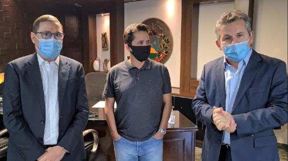 Da esquerda para direita: secretário-chefe da Casa Civil, Mauro Carvalho, delegado-geral da PJC, Mário Dermeval, e governador Mauro Mendes.