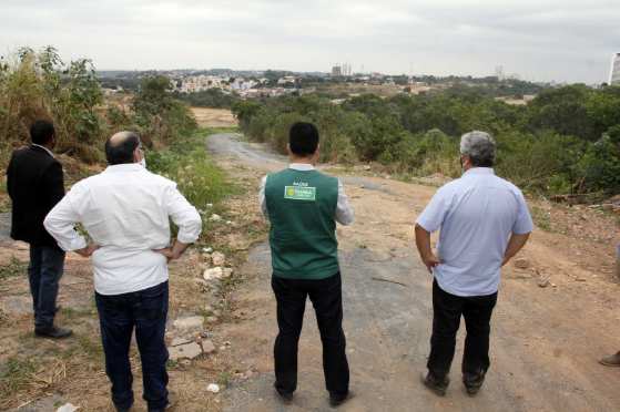 No local, onde antes não existia possibilidade de tráfego, já foi feito a limpeza do terreno e abertura da via.