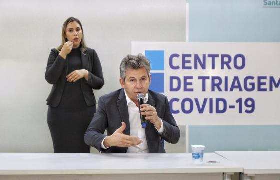 Governador Mauro Mendes no centro de triagem na Arena Pantanal.