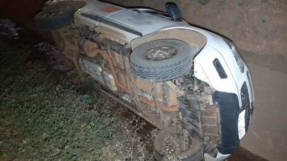 Caminhone tombou na vala após ser fechada por caminhão.