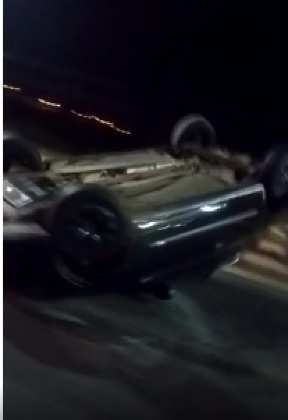Carro ficou com as rodas para cima.