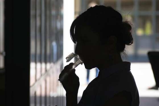 No Brasil, há pesquisas em universidades públicas para o desenvolvendo do teste de coronavírus feito pela saliva.