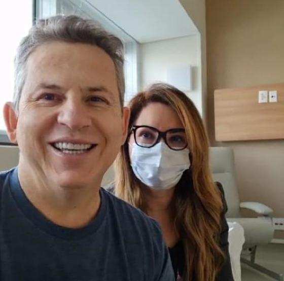 Ao lado da primeira-dama Virginia Mendes, ele deu a boa notícia pelas redes sociais