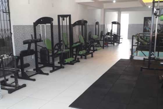 Vítima correu para dentro da academia e foi socorrida.