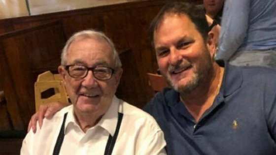 O ginecologista aposentado Jorge A. Vallejo, de 89 anos, e o seu filho Carlos, clínico geral, de 57