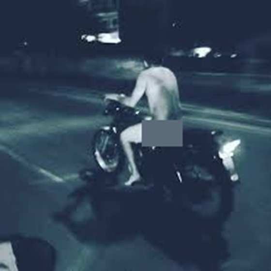 O peladão ainda fez manobras em cima da moto.