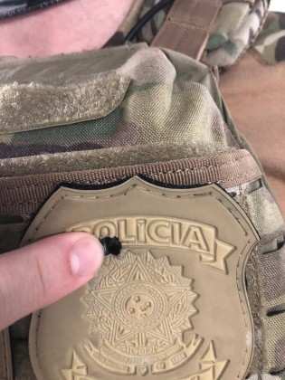 Policial foi salvo pelo colete à prova de balas.