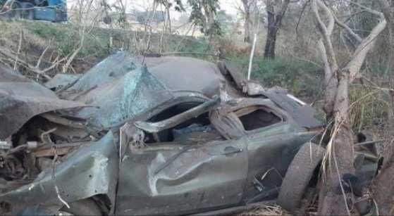O carro caiu em ribanceira, capotou diversas vezes e ficou complemente destruído.