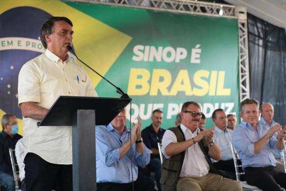 Jair Bolsonaro foi recebido pelo governador Mauro Mendes em Sinop