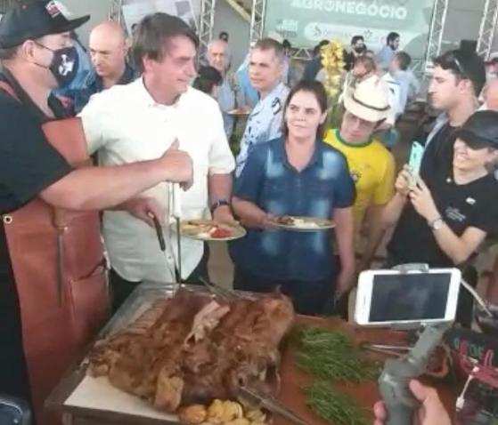 Durante o almoço, o presidente foi ovacionado pela população