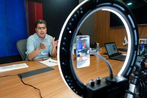 Emanuel Pinheiro disputa a reeleição com apoio de outros 12 partidos.