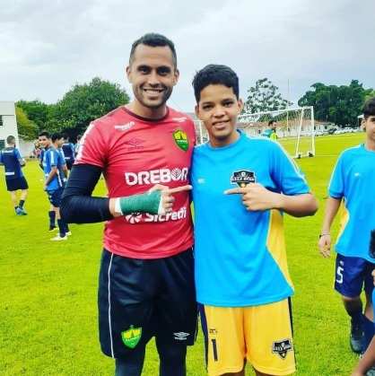 Gabriel com o novo colega de trabalho, o goleiro Victor Souza