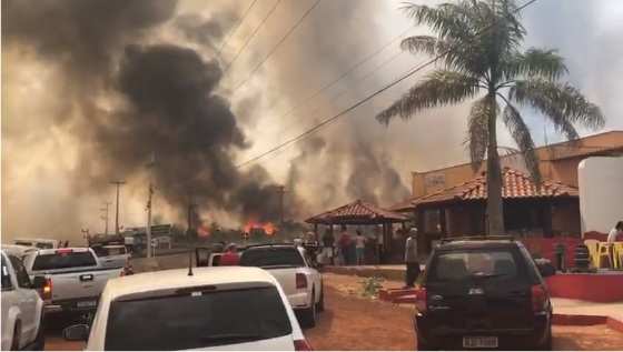 O Corpo de Bombeiros tenta controlar as chamas no local