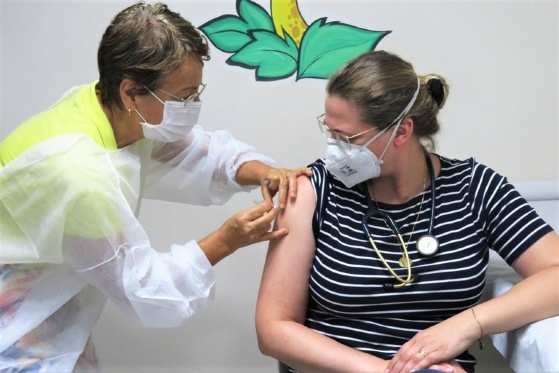 Médica do Hospital Júlio Müller foi a primeira a receber a dose em Cuiabá da Coronavac