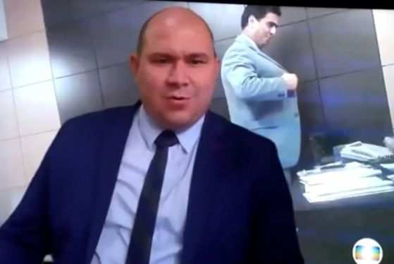 Abílio usa imagem de Emanuel ao fundo de vídeo