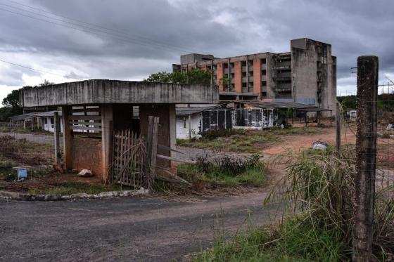 Obra está paralisada há mais de 30 anos.