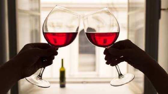 A bebida alcoólica em excesso diminui a libido e, o que antes parecia ser uma boa combinação, acaba sendo desastroso