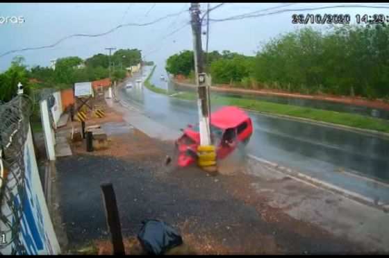 Carro bateu violentamente contra o poste.