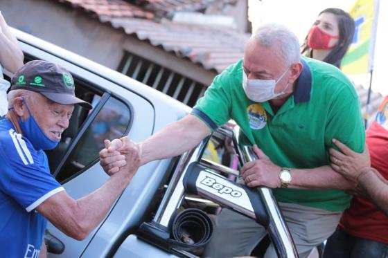 Candidatos no corpo a corpo com os eleitores