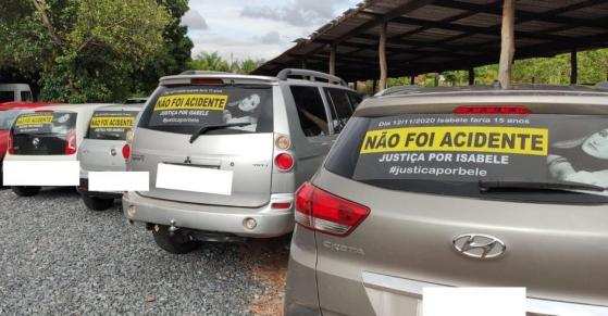 Carros circulam por toda cidade com adesivos para que ninguém esqueça do caso Isabele. 