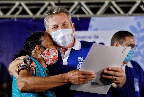 O governador Mauro Mendes entregou títulos de forma simbólica
