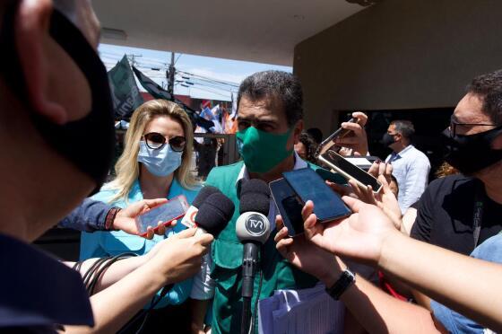 Emanuel Pinheiro e a primeira-dama na chegada para o debate eleitoral