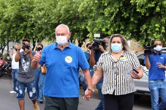 Roberto França foi votar acompanhado da esposa, Iraci França