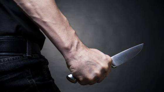 Homem tentou matar a ex-namorada e seu atual com uma faca