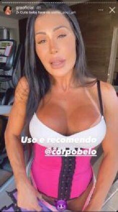 Enquanto mostrava detalhes de uma cinta modeladora, a mulher do Belo não prestou muita atenção