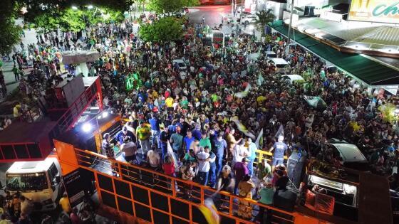 Apoiadores de Emanuel se concentram em torno do restaurante Choppão