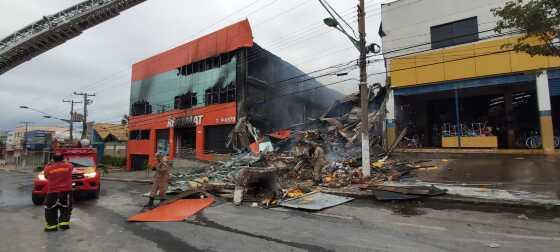 Bombeiros amanheceram no combate ao fogo