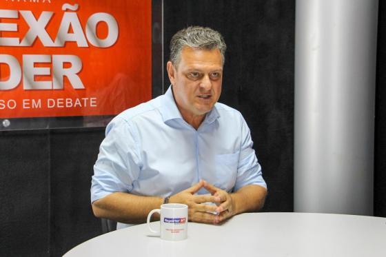 Carlos Fávaro na bancada do Conexão Poder.