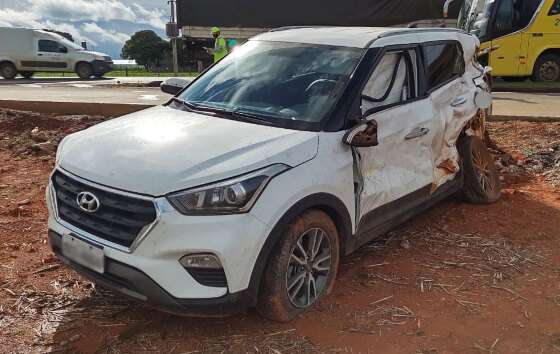 Creta ficou com a lateral e a traseira destruídas no acidente.
