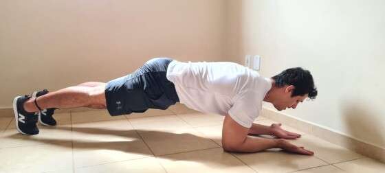 O jeito certo de fazer a prancha abdominal: costas alinhadas com a cabeça