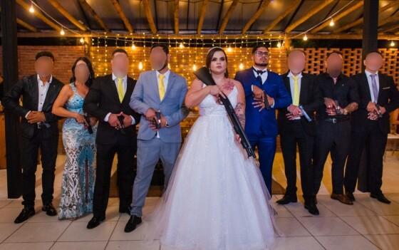 Noivos e padrinhos viralizam na web ao fazer fotos armados em casamento, em Aparecida de Goiânia