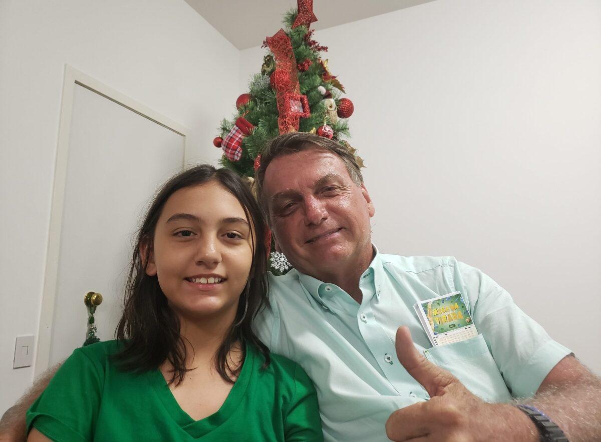 CHOQUEI & Segui SE VEJA: Aos 13 anos, Laura Bolsonaro, filha do  ex-presidente Bolsonaro, aparece em rara foto com a família. - iFunny Brazil