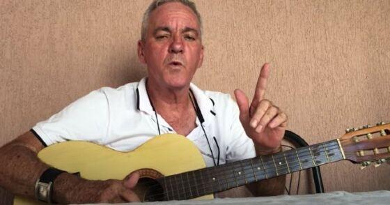 Edson sempre  estava acompanhado de um violão ou viola